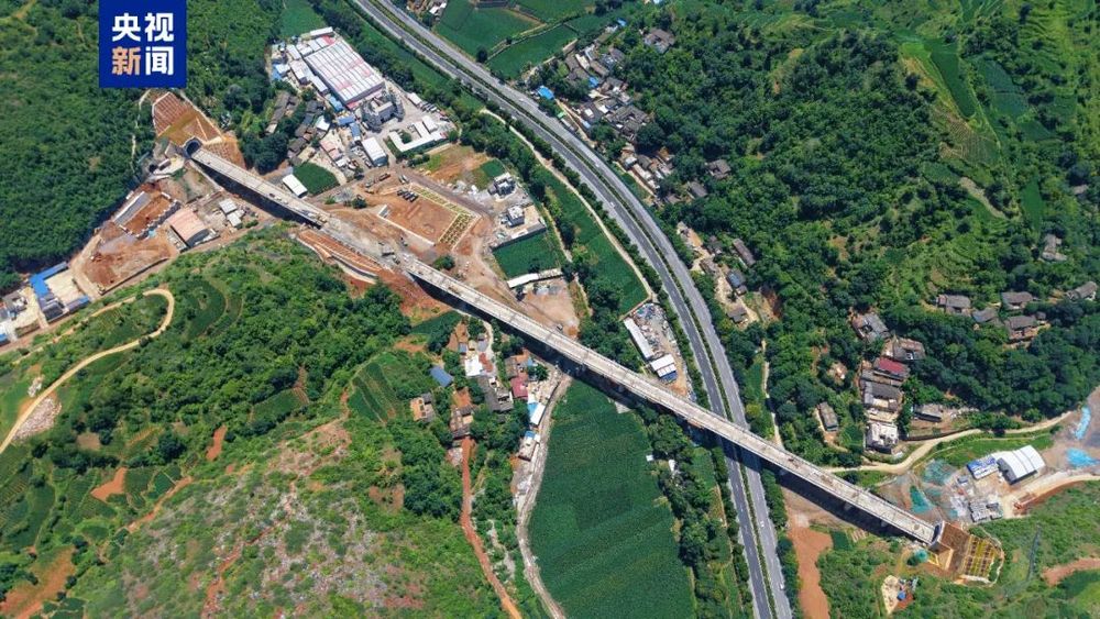 人在高铁上用小型电煮锅？12306回应→pg模拟器电脑版7点出发｜冲上热搜！有(图3)